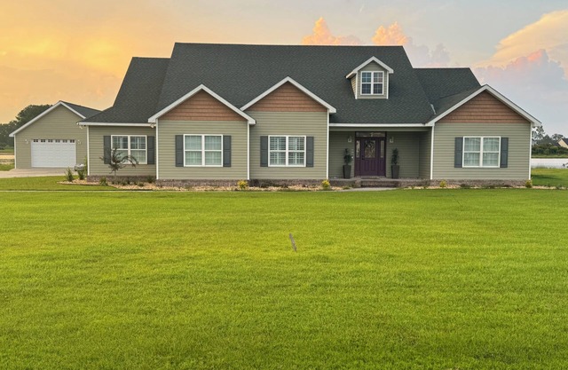 Beautiful Lake front house for a fabulous getaway for large family! Sleeps 8