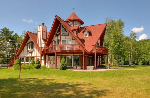 Beautiful Lake House On Large Private Peninsula