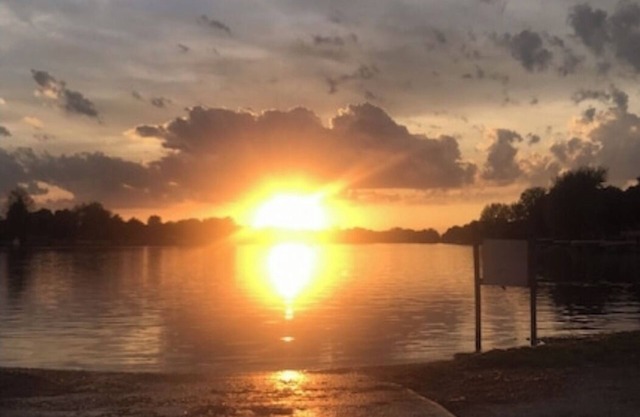 Beautiful Lake house with private sandy beach, kayaks, 5 beds, 5 bath and spa!