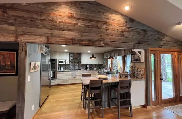 Beautiful lakefront home in Vida, Or