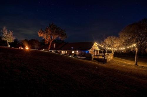 Beautiful Lakeside Rental with Hot-Tub in Igram, Texas, Perfect for Family Glamping Trips