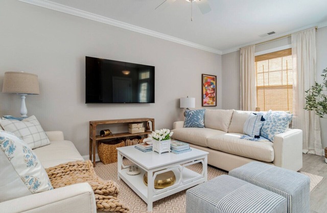 Beautiful Large Townhome Steps to the Beach