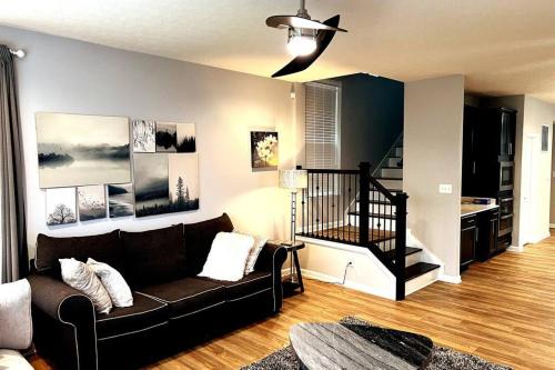 Beautiful Lillies Place - Brand New Home Near Downtown