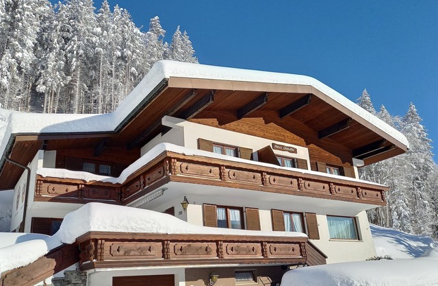 beautiful location on the edge of the forest, family-friendly, bus stop very close by