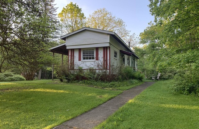 Beautiful lodge house on 5 acres 2.5 miles from Bethel woods and Casinos