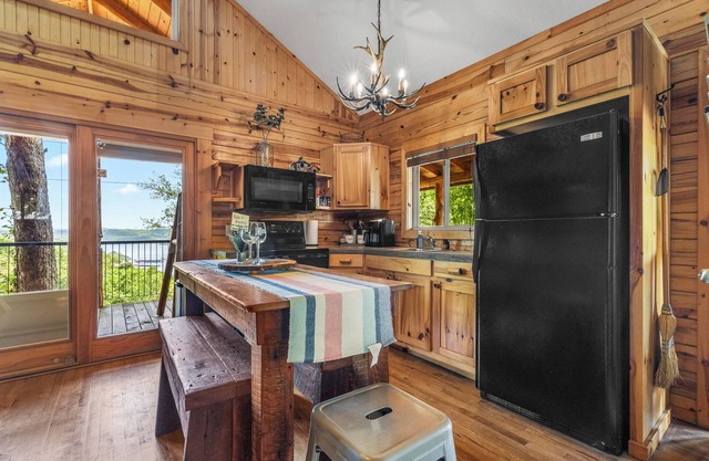 Beautiful Log Cabin with Amazing Views of Beaver Lake