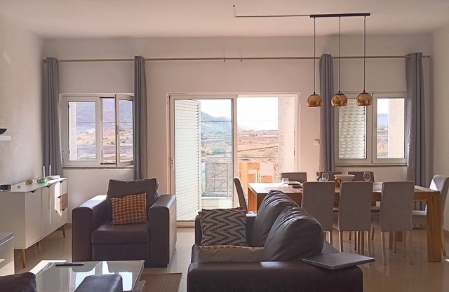 Beautiful & Modern 3 bedroom apartment. Home Away From Home. <3