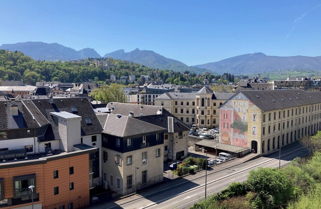 Beautiful modern 7th floor apartment with panoramic views