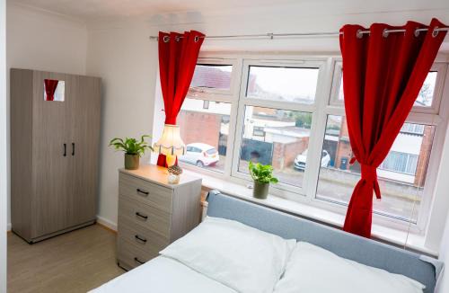 Beautiful Modern Home in London, Free Parking, Family Home, Sleeps 9, Close to Railway Station