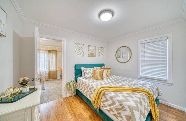 Beautiful Modern home with all year use HOT TUB, Pool table, Game room, & Propane fire pit!