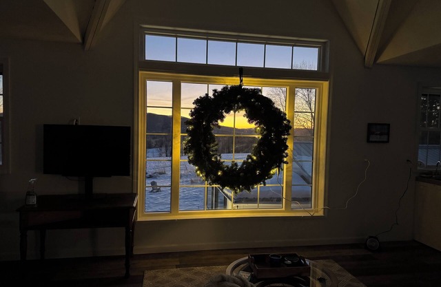 Beautiful new studio with amazing views - peaceful but close to everything!