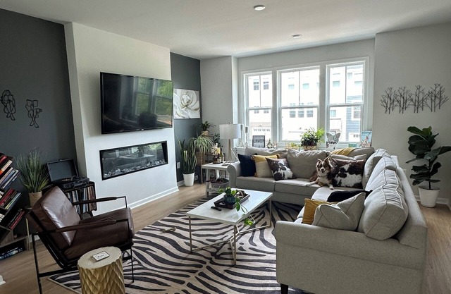 Beautiful New Townhome with Mountain Views. Close to downtown!
