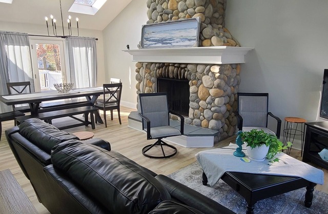 Beautiful newly renovated home with Pool, very close to beaches.