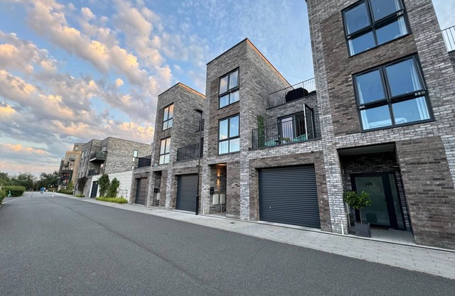 Beautiful Newbuild 5 bedroom Town House