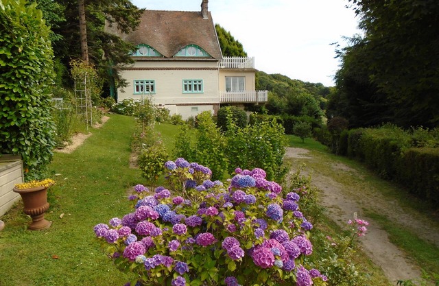 Beautiful Norman apartment in character house 200m from the beach