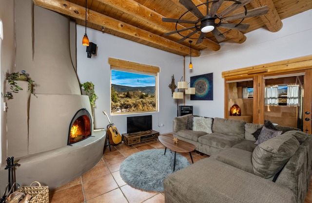 Beautiful Oasis in Taos w/Hot Tub. Great for long term stays!