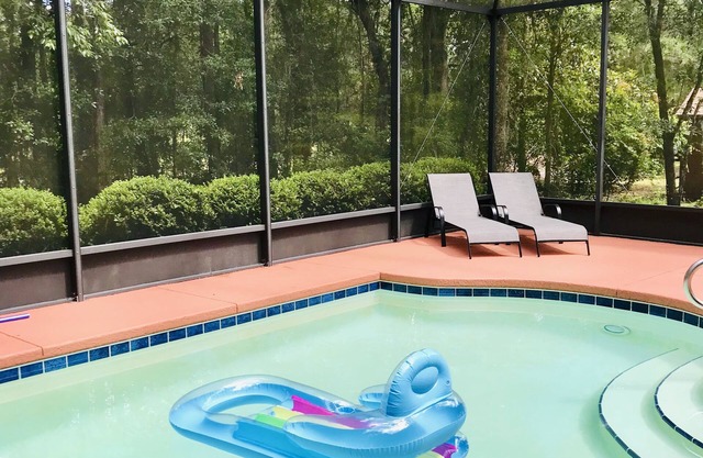 Beautiful Oasis with pool, walking distance from Rainbow river