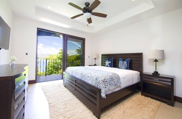 Beautiful ocean view condo, Infinity Pool, Breakfast included