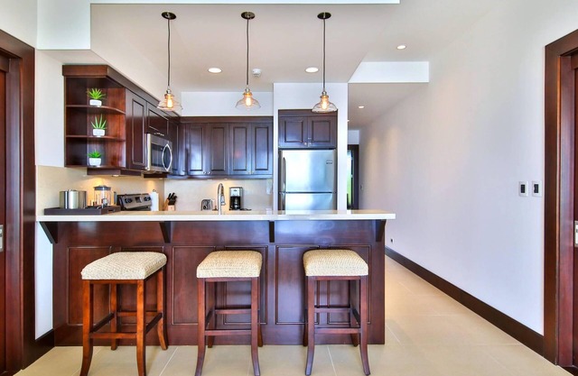 Beautiful ocean view condo, Infinity Pool, Breakfast included