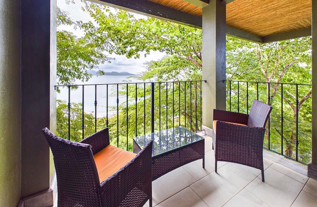 Beautiful ocean view condo, Infinity Pool, Breakfast included