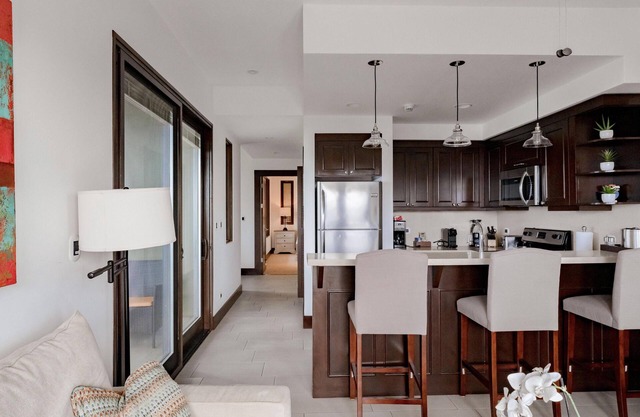 Beautiful ocean view condo, Infinity Pool, Breakfast included