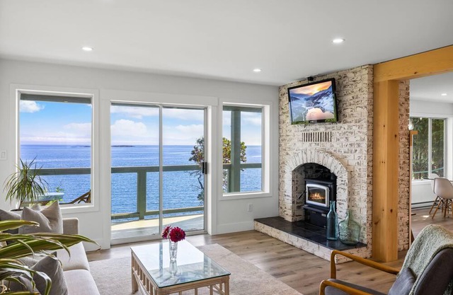 Beautiful Ocean Front Accommodation - Nanoose Bay