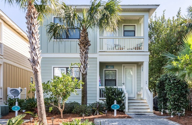 Beautiful owner-managed beach home. Walk to beach, trail, restaurants, shops