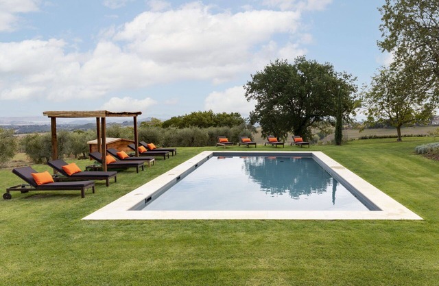 Beautiful private villa with private pool, hot tub, A/C, WIFI, TV and patio, close to Montepulci.