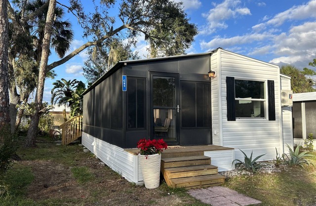 Beautiful Paradise Escape- 2BA/1.5 BA, heated pool, resort activities, trails