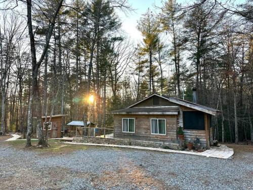 Beautiful & peaceful cabin w/deck garden & fire-pit