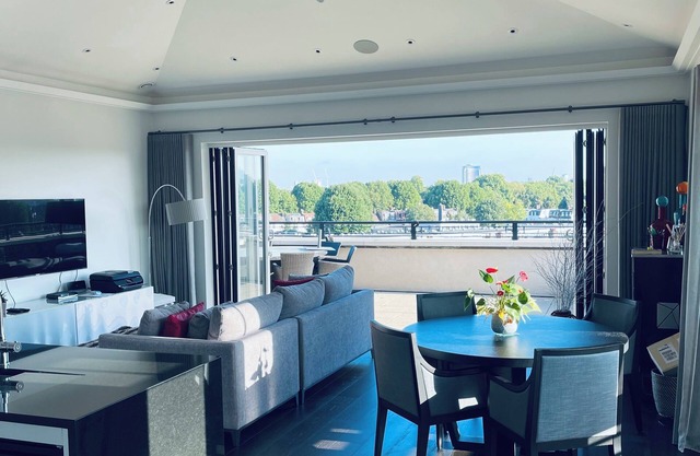 Beautiful Penthouse w/River Views , wrap around balcony and Free Parking !