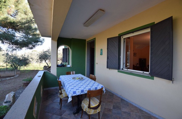 Beautiful private villa for 5 guests with WIFI, TV, balcony, pets allowed and parking