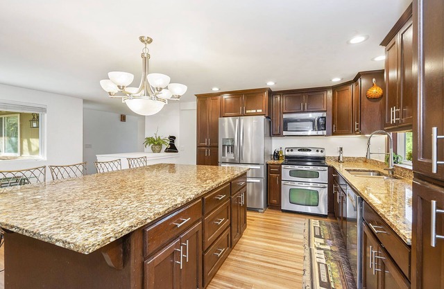 Beautiful private home 25 minutes from Seattle & close to Puget Sound Ferries.