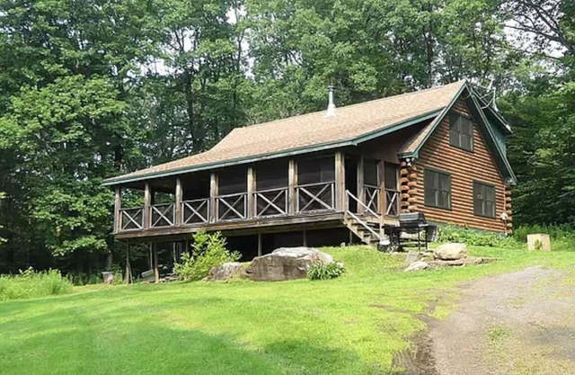 Beautiful, private log cabin with huge, relaxing screened porch