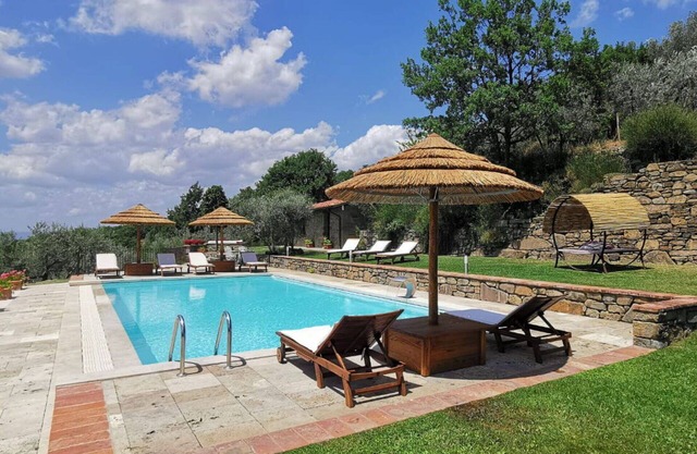 Beautiful private villa with WIFI, private pool, A/C, TV, panoramic view, parking, close to Cortona