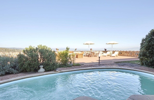 Beautiful private villa for 16 people with WIFI, private pool, A/C, hot tub, TV, terrace and par.