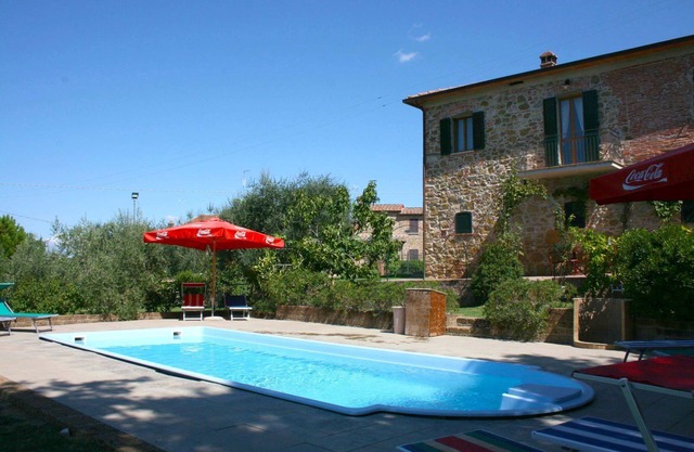 Beautiful private villa with private pool, WIFI, TV, balcony and parking, close to Montepulciano