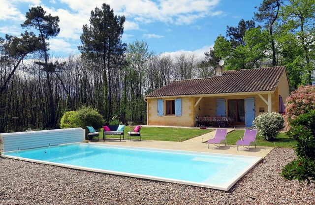 Beautiful private villa with hot tub, private pool, WIFI, TV, terrace, pets allowed and parking