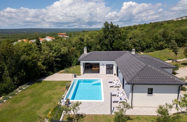 Beautiful private villa for 4 people with WIFI, A/C, private pool, TV, terrace and parking