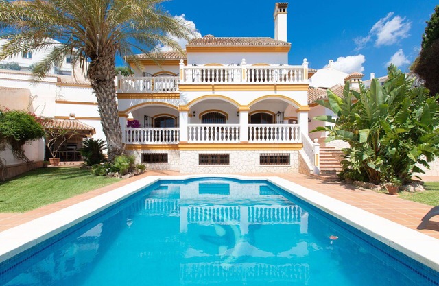 Beautiful private villa for 8 people with A/C, WIFI, private pool, TV and patio