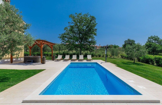 Beautiful private villa for 8 guests with hot tub, WIFI, A/C, private pool, TV, patio and parking