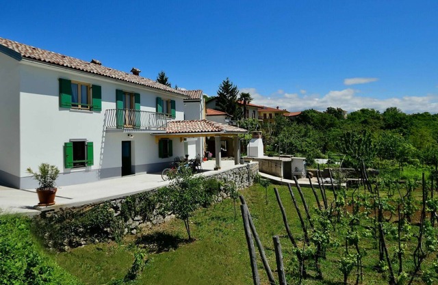 Beautiful private villa for 6 guests with hot tub, WIFI, A/C, TV, terrace and parking