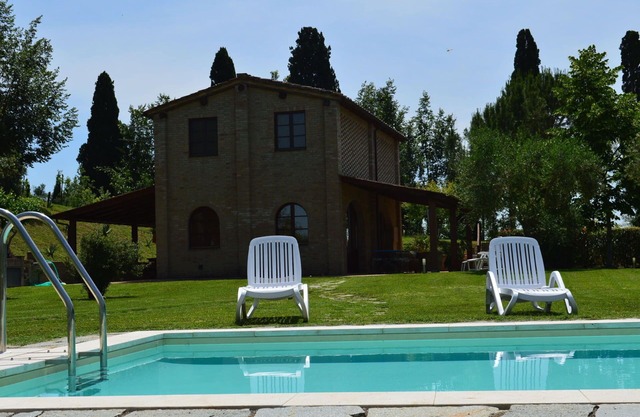 Beautiful private villa with A/C, WIFI, private pool, TV, veranda, panoramic view, close to Siena