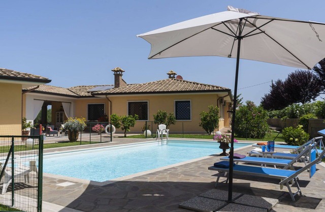 Beautiful private villa for 10 guests with A/C, WIFI, private pool, patio and parking