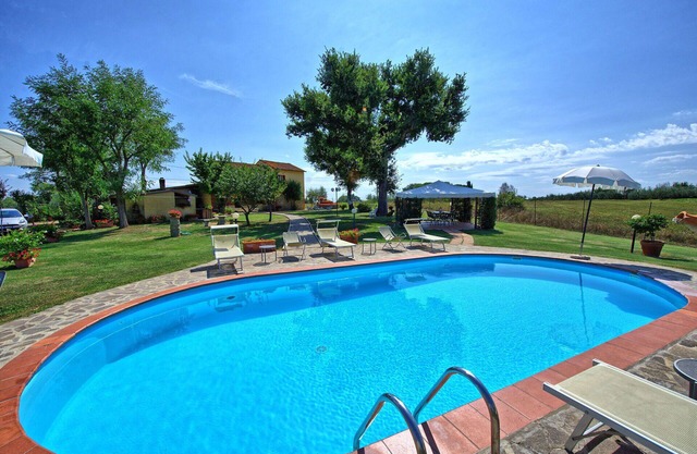 Beautiful private villa with private pool, WIFI, TV, pets allowed, panoramic view, close to Arezzo