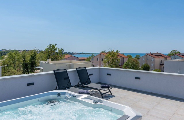 Beautiful private villa with WIFI, hot tub, private pool, A/C, TV, patio, panoramic view and par.