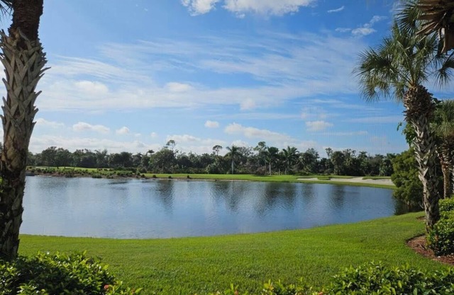 Beautiful Relaxing condo with a Lake/Golf Course view 8 miles from beach!