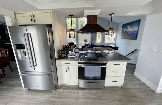 Beautiful relaxing home 4BR/3BA near Light Rail