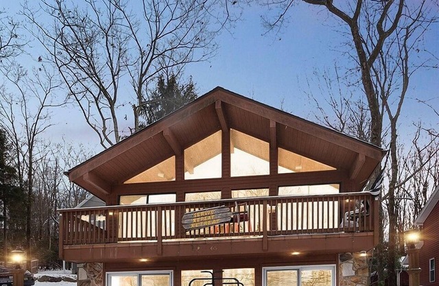 Beautiful Relaxing Chalet Overlooking Gorgeous Lake Harmony!