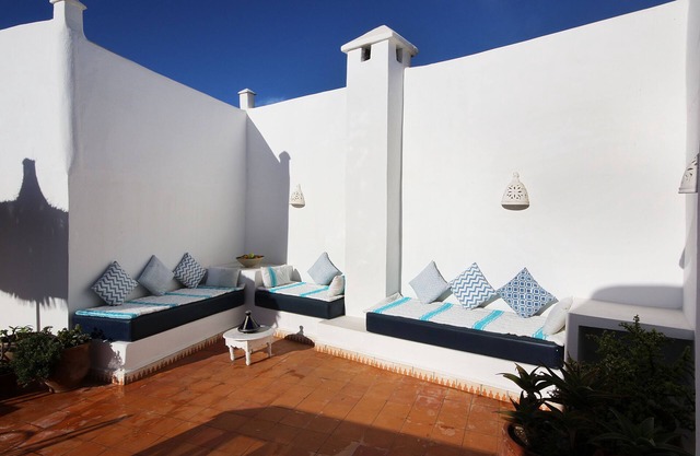 Beautiful riad for 6-8 persons, quiet, central, 5mn walk to the sea